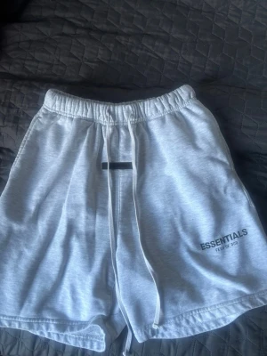 Essential shorts  - Säljer mina gråa essentials shorts i storlek m pris kan diskuteras 
