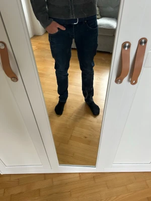 Mörkblå skinny fit dondup jeans herr - Snygga mörkblå skinny fit dondup jeans i modellen GEORGE. Min längd är 182cm och 66kg. PRIS GÅR ATT DISKUTERA!