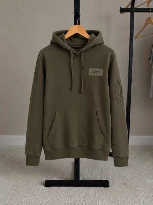  hoodie från Alpha Industries - Säljer en olivgrön hoodie från Alpha Industries med huva. För herr i storlek S. I fint skick
