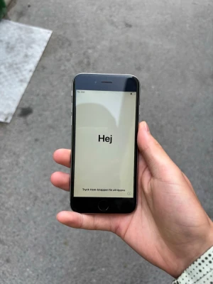 iPhone 6 i rymdgrå - Säljer en iPhone 6 i rymdgrå färg med klassisk rundad design och metallbakstycke. Telefonen har en 4,7-tums skärm, hemknapp och Apples logga på baksidan. Perfekt för dig som gillar smidig och stilren mobil från Apple.