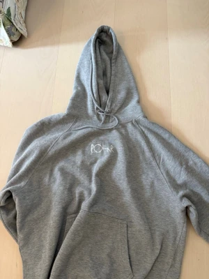 Grå hoodie från Polar Skate Co - Säljer en grå hoodie från Polar Skate Co i storlek small. Hoodien har broderad logga på bröstet, stor känguruficka och justerbar dragsko i huvan. Tillverkad i mjukt bomullsmaterial som är riktigt skönt att ha på sig.