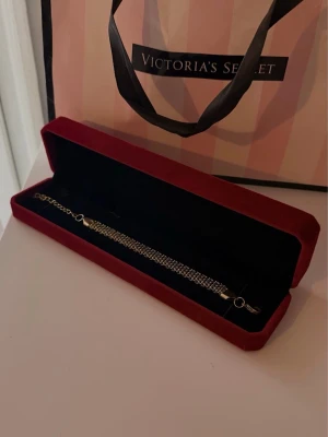 Guld Armband - Helt ny har aldrig använts. Armbandet är utav rostfritt stål. Går även att justera efter din längd på armen.