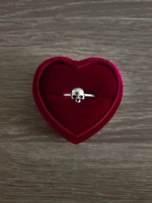 Silverfärgad ring med dödskallemotiv - ring i storlek 18,1mm, silverfärgad. 