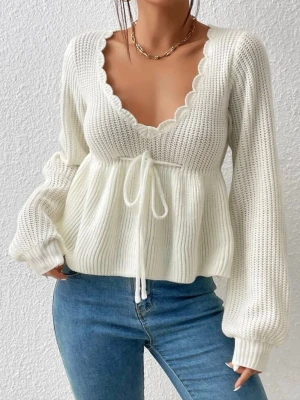 Stickad topp SHEIN - Supersöt vit stickad topp med djup v-ringning och volangkant. Tröjan har långa puffärmar, ribbstickad struktur och knytband i midjan för en feminin siluett. Perfekt att styla med jeans eller kjol för en trendig look🤍