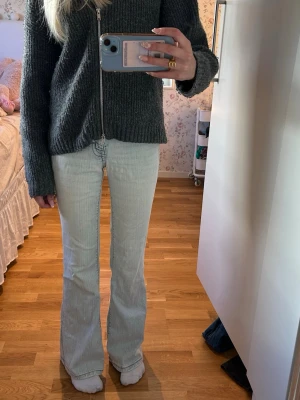 Ljusblå bootcut jeans - Säljer ett par ljusblå flare jeans. Jeansen har en lätt utsvängd passform nedtill och är tillverkade i ett mjukt denimtyg. Perfekta för en avslappnad och trendig look. Knappt använda.