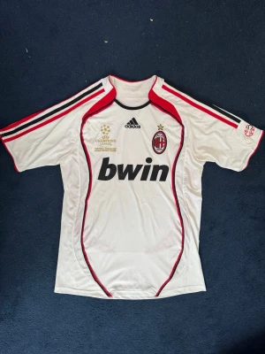 AC Milan Vintage 2006-07 Fotbollströja - Säljer en vit AC Milan bortatröja från Adidas, tröjan är sparsamt använd. Tveka inte kontakta vid frågor, pris kan diskuteras 💯