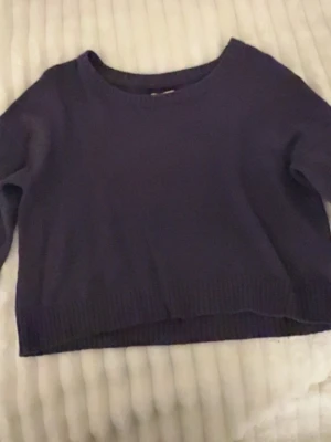 Mörk Lila stickad tröja  - Jättefin stickad mörk Lila mag  tröja. Storlek Small. Snabb handel!💓