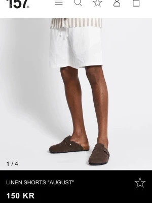 Vita linneshorts från 157 - Säljer ett par vita linneshorts från 157 med avslappnad passform och elastisk midja. Perfekta för varma dagar och har en clean, enkel look som passar till det mesta. Luftiga och sköna med klassisk design.