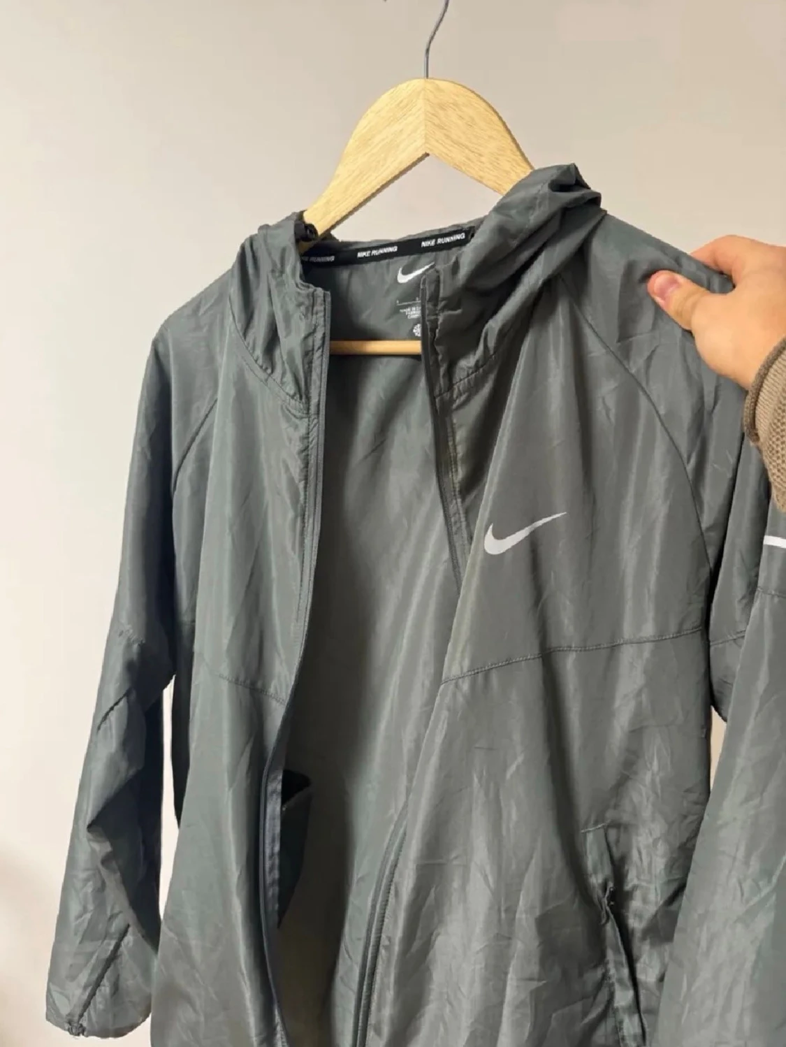 Grå vindjacka från Nike med huva - 1