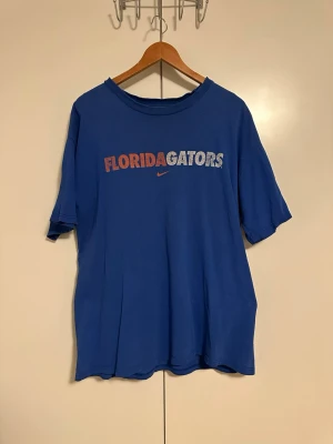 Vintage Nike T-shirt - Vintage Nike T-shirt köpt på thrift i USA. Unikt tryck både fram och bak. Passar L. Skriv för fler bilder, mått eller andra frågor!