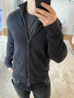 Tommy Hilfigher fullzip  - Fullzip | Bra skick | Size - M | Pris 399 | Hör av dig vid minsta fråga eller fundering📩