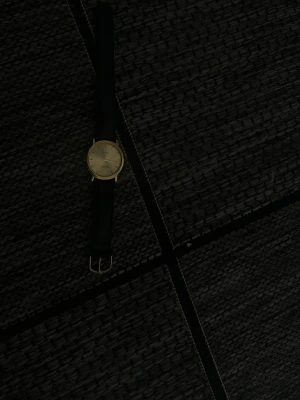 More time Quartz Guldfärgad klocka med svart läderband - Stilren klocka från Moretime Quartz  med guldfärgat runt ur och svart läderband. Urtavlan är enkel med tunna index och datumvisning. Perfekt accessoar för dig som gillar klassisk och tidlös design.