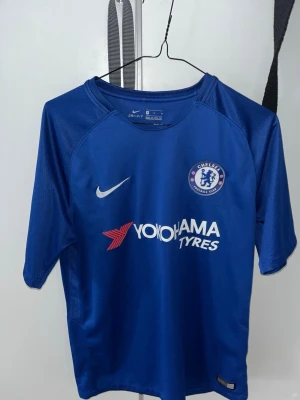 Tre Chelsea FC matchtröjor hemma - Tre chelsea hemma tröjor, alla köpta i deras officiella shop i London. Kom med bud