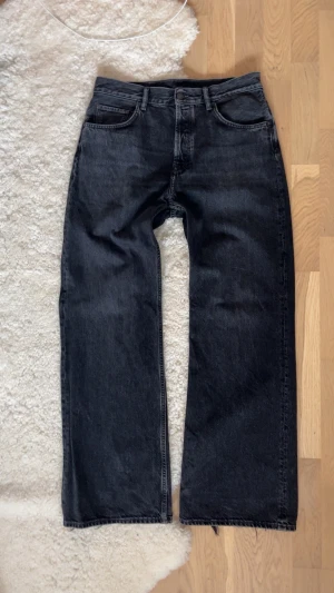 Acne Studios REGULAR FIT JEANS 2021M  - Väldigt schyssta Acne Studios jeans köpta på Acne Studios i New York. Har säkert kvitto kvar någonstans så vid behov fråga! Jag kan säkerställa att dessa är 100% äkta. Strlk 32/34. De har fått heelbite, det är nästan oundvikligt men gör bara byxorna snyggare. Nypris för dessa 4500kr. 