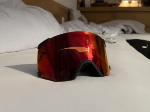 Röda sportiga solglasögon - Säljer ett par riktigt snygga och funktionella skidglasögon, dem är organge röda med en svart ram runt om. Jag säljer dessa pga jag ville ha ett par som skulle matcha min hjälm.