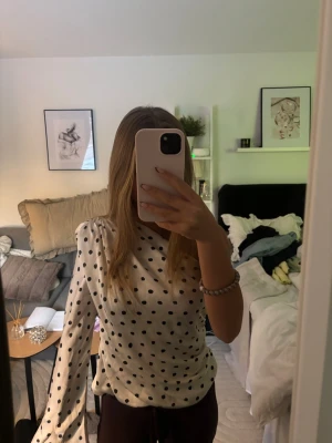 Vit prickig blus med puffärm - Vit, svart prickig blus från zara med en utsvängd arm och vadderad axel. Använd fåtal gånger. Klicka gärna på köp nu❤️
