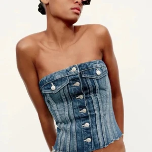 Jeans korsett/topp - Snygg jeans topp med knappar framtill. Den har en cool denimlook och är perfekt för en trendig stil. Passar bra till både casual och mer uppklädda tillfällen❤️