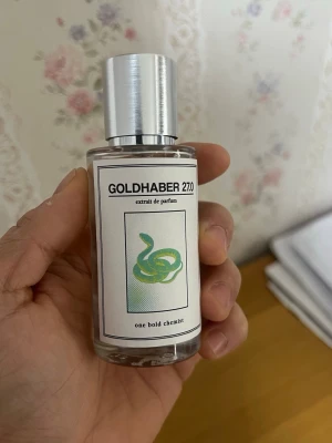Goldhaber 27.0 parfym - Prfym från One Bold Chemist, Goldhaber 27.0,  ville köpa 3x bundle och var intresserad på side effekt och Layton. Köpte denna som en blindbuy för att få de andra två billigare. Tyvärr tycker jag inte om den så mycket. Nu får ni chansen att köpa bockstavligen exakt samma sak för lite mindre pris! Sprejad enstaka gågner och absolut inget fel med parfymen!