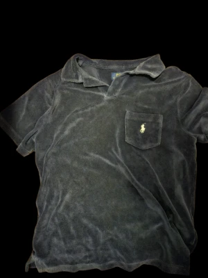 Ralph Lauren pike - Tja! Säljer en äkta Marinblå Ralph lauren pike, finns qr kod att skanna, har använts men är fortfarande i bra skick nypris var 2199