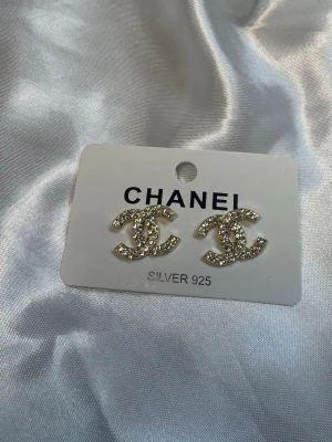 Guld CC örhängen  - Jättefina örhängen helt nya från förpackningen! Material i Sterling silver 925 rostfria ✨ Skickas inslaget i en liten presentpåse 🎁  Erbjuder snabb leverans postar inom 24 timmar