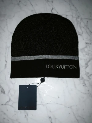 Svart L mössa designer - Tvär fet och skön L mössa designer. Passar alla stilar och är enkel att styla