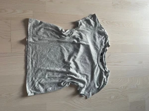 T-Shirt - Grå urtvättad t-shirt från Bik Bok, superskön! 🩶