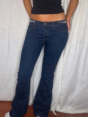 Mörkblå bootcut jeans med nitar - Snygga mörkblå bootcut jeans med låg midja och dekorativa nitar🎀