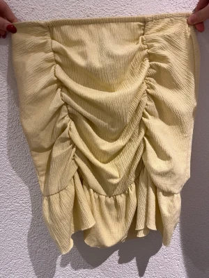 Gul volangkjol från Gina Tricot - Säljer min kortkjol från Gina Tricot då den inte används 💛