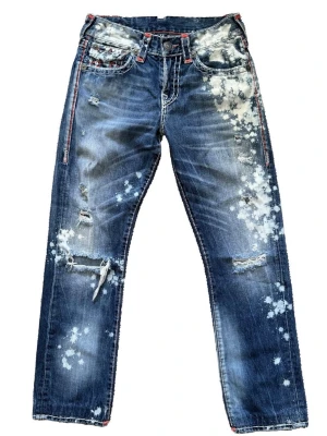 RARE True Religion ricky  - Helt sjuka rare trueys med paint splatter och thick stitch. MADE IN USA. Ricky stlk 29. Jätte bra skick