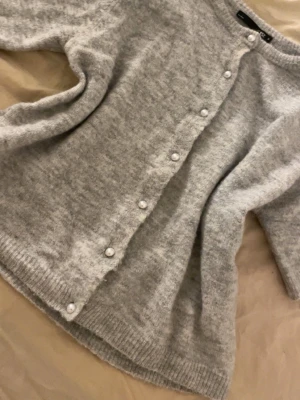 Grå pearl kortärmad kofta stickat stickad lager 157 topp blus tröja - Köptes för 150kr. Så mjuk och skön🤩🩶🩶 