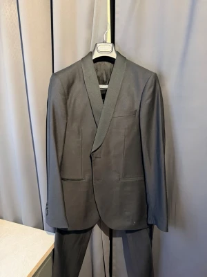 Tiger of Sweden smoking stl. 48 - Hej!   Säljer nu min Tiger Of Sweden smoking efter att jag använt den en gång. Smoking är av storlek 48. Skulle säga att den passar bäst för någon runt 170-177 cm eller någon som passar Small. Pris: 2000 kr  Säljer även en smoking skjorta av märket Eton, även den i fint skick. Den är av storlek 40, med kragstorlek på 15 3/4.  Pris: 700 kr  Paketpris för båda: 2500 kr, BVSA Tiger of Sweden kostymväska ingår till smokingen  Perfekt för en studentbal eller bröllop Finns i Uddevalla, men kan fraktas