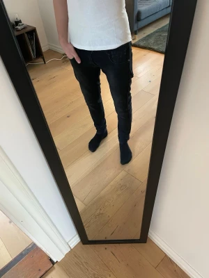 Replay jeans - Säljer ett par svarta slim fit jeans från replay med klassisk femficksdesign och smal passform. Jeansen har normal midja och är tillverkade i ett stretchigt material som sitter snyggt längs benen. Perfekta för en clean och modern look. L30 W29
