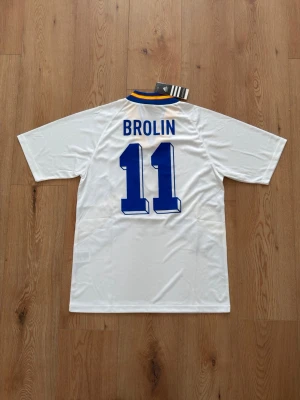 Sverige Thomas Brolin retro fotbollströja - Helt oanvänd med tags kvar och Adidas påse. Storlek Medium. Skriv privat för fler bilder eller vid funderingar! 