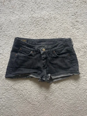 Svarta jeansshorts från Lee - Supersöta jeansshorts från lee, säljer då de är för små för mig! Står att det är 13y men skulle säga att de passar xs!😇