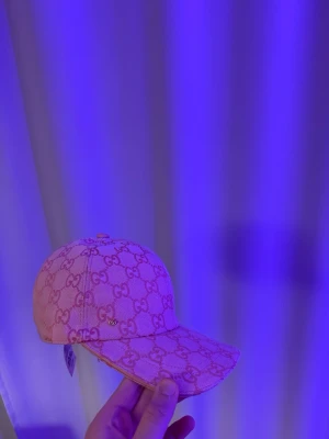 Rosa Gucci keps GG - En otroligt fin rosa Gucci keps, i väldigt fint skick och riktigt bra form, verkligen inte sliten. Kommer med tag. Knappt använd då den är nyköpt för 1800.