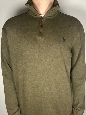 Ralph lauren halfzip - En riktig snygg och trendig Ralph lauren halfzip i fint skick, storlek M, vid frågor är de bara att skriva // Gramenti 