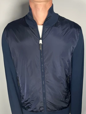 J.lindeberg cardigan - En riktigt snygg och trendig J.lindeberg cardigan som är helt ny med prislapp kvar, storlek M, vid frågor är de bara att skriva // Gramenti 