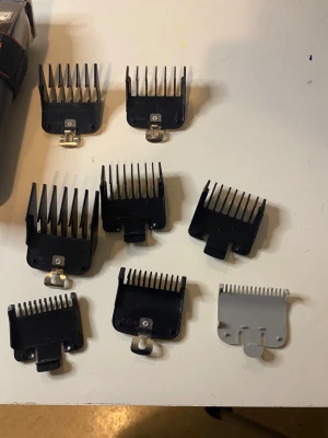 Barber Kit - •	1 st BaByliss Pro Clipper 	•	1 st Babyliss E991E Super X Metal Hair Clipper 	•	1 st Kemai Clipper 	•	1 st Professionell Hair Clipper 	•	Flera guards kommer i olika längder(0,5-12) 	•	1 st frisörsax 	•	1 st tunnsax 	•	2 st hårklämmor 	•	Laddare ingår  	•	Övrigt som syns på bilden                             •Priset kan diskuteras