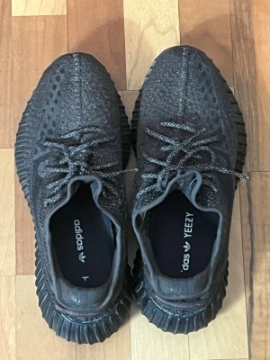 Adidas Yeezy Boost Reflective 350 V2 Black, storlek 44.5 - Reflective Yeezy Boost 350 V2, full black, and comes without the original box. More images can be provided if you want to double check the state of the sneaker