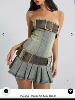 Belted Denim Kilt Miniklänning - Supersnygg miniklänning från Jaded London aldrig använd med lapparna kvar, i strk 4. Nypris 1150 kr men säljer då den var för liten på mig💗