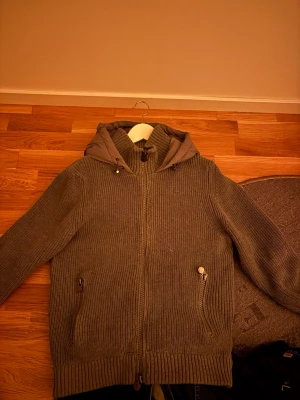 Moncler Cardigan Grå stickad - Grå moncler cardigan, storlek S. Passar även xs. Använd bara ett fåtal gånger