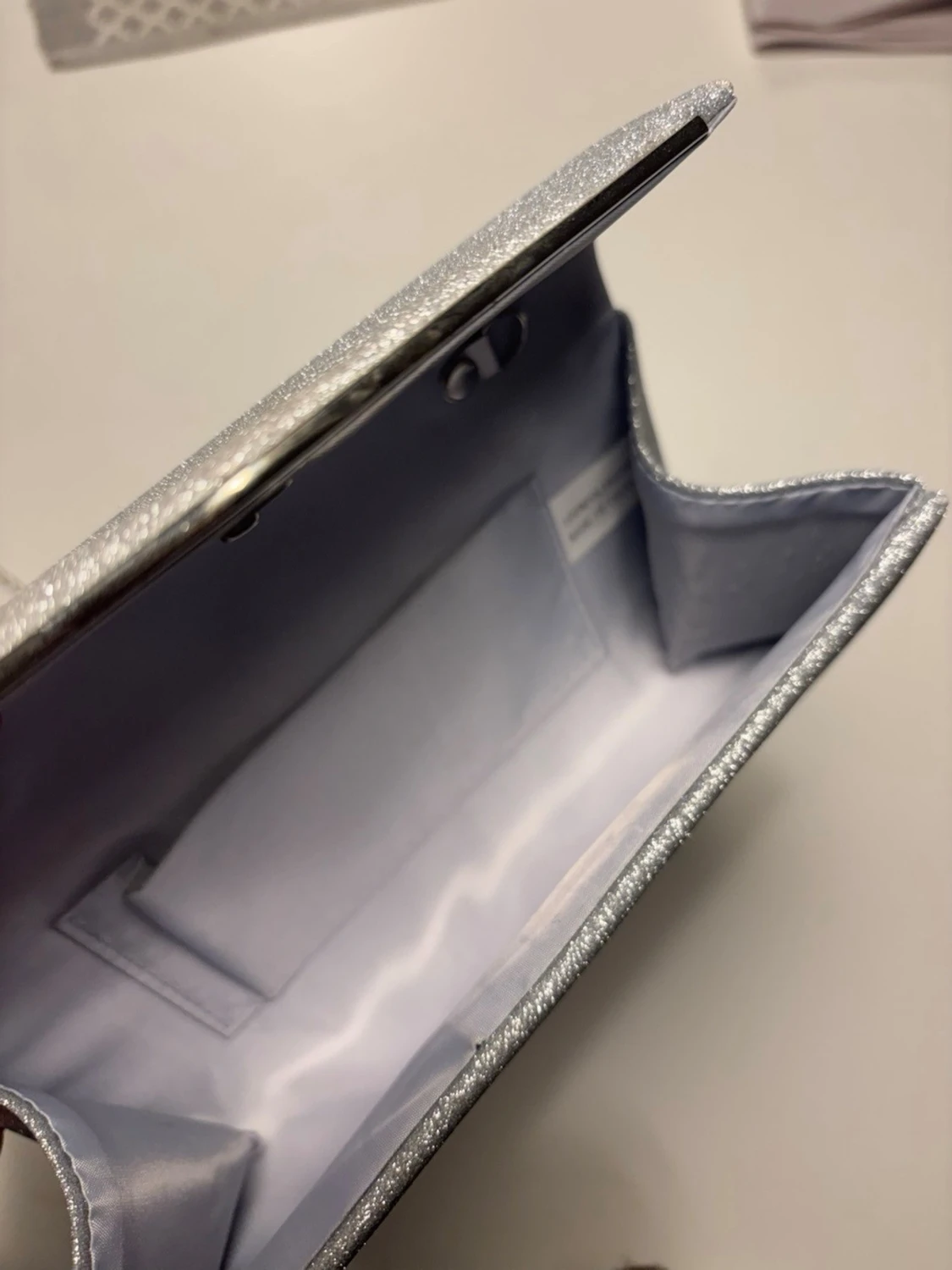 Glittrig silver kuvertväska - 1