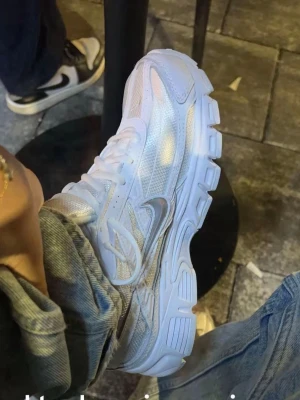 Nike initiator  - Säljer ett par fräscha vita Nike initiator- sneakers med coola detaljer i färgen vit. Skon har en silvrig swoosh på sidan och sportig vibe. Perfekt för dig som gillar stilrena och trendiga sneakers. Skorna är endast använda fåtal gånger, men dem känns för små för min del. Hör av dig vid frågor!