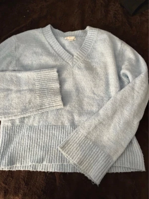 Ljusblå stickad tröja Gina Tricot - Mysig ljusblå stickad tröja från Gina Tricot med v-ringning. Fint skick och pris kan diskuteras🤍