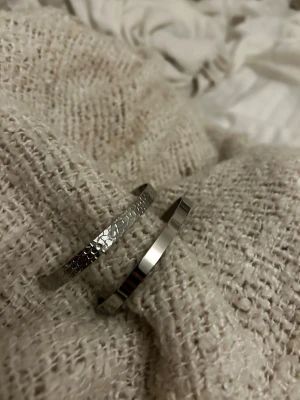 Armband  - Två Böjbara armband med Silverfinish, aldrig använda 