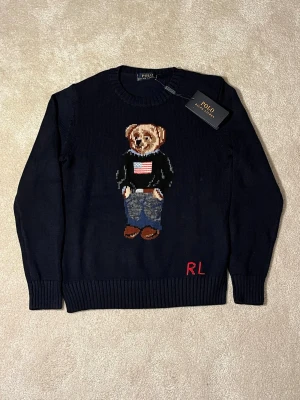 Polo Ralph Lauren stickad Bear/Björn - strl S - Hej, Säljer min stickade Ralph Lauren Polo Bear Storlek S Mycket bra skick utan några defekter!  100% bomull.  Hör gärna av dig vid frågor!🤗