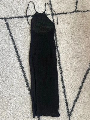 Strandklänning  - Svart lång cover up med slits och öppen rygg från Lioness. Storlek S. Fint skick 🖤 