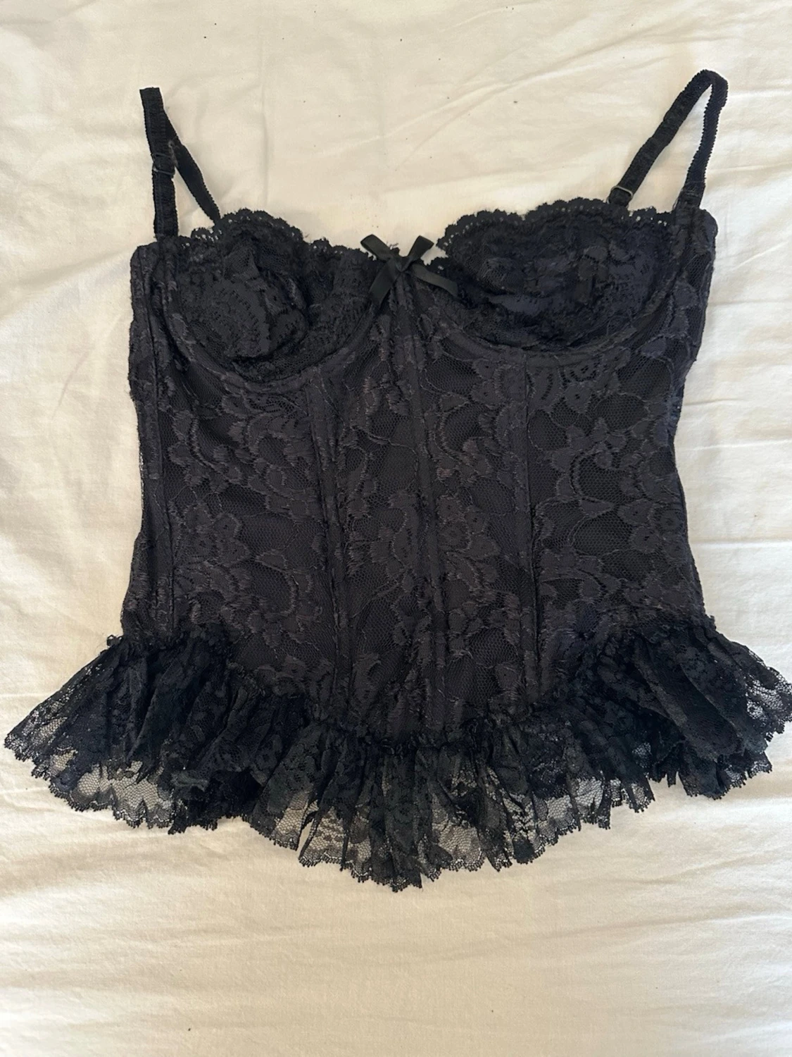 Svart spetskorsett med volangkant - 3