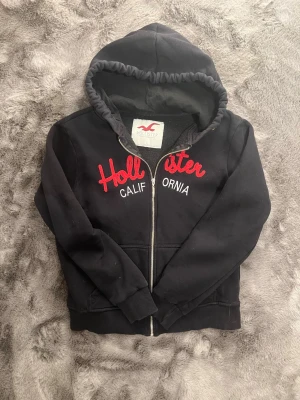 Hollister hoodie - Hollister hoodie storlek L skick. 8/10. Kan gå ner i pris vid snabb affär! Men passar även mindre.