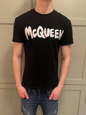 Alexander McQueen T shirt - Riktigt fet tisha från Alexander McQueen | så gott som ny ✅(nån tag medföljer) | Storlek S ✅    Tveka inte vid någon fråga eller annat, pris ej hugget i sten 🙌